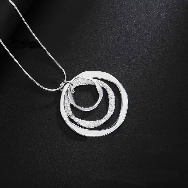 Chic Unisex Irregular Triple-Ring Pendant – Stylish & Versatile Necklace for Daily Wear and Social Events