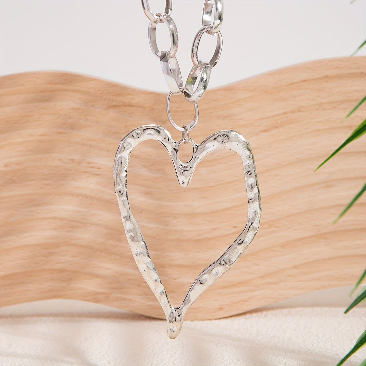 Vintage Exaggerated Hollow Big Love Pendant Chain Necklace Simple Irregular Large Heart Pendant Clavicle Chain