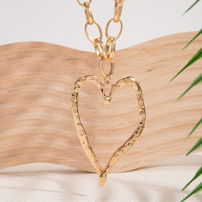 Vintage Exaggerated Hollow Big Love Pendant Chain Necklace Simple Irregular Large Heart Pendant Clavicle Chain