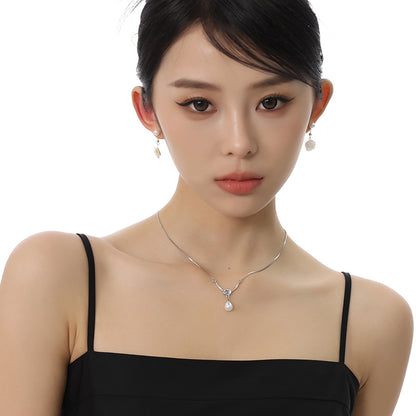 Women's Pearl Bends and Hitches Necklace Light Luxury Minority Design High-Grade Clavicle Chain Retro Pendant Chain Accessories Autumn and Winter