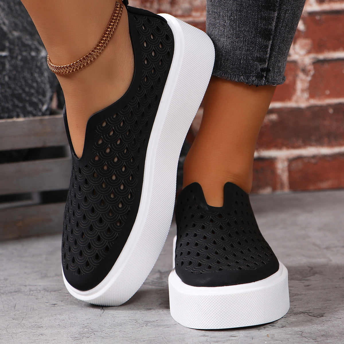 Cross-Border New Arrival plus Size Thick Bottom Hollow out Breathable Low Top Pumps Female HOTan and NEWn V Cut Slip-on Muffin Slip-on Board Shoes