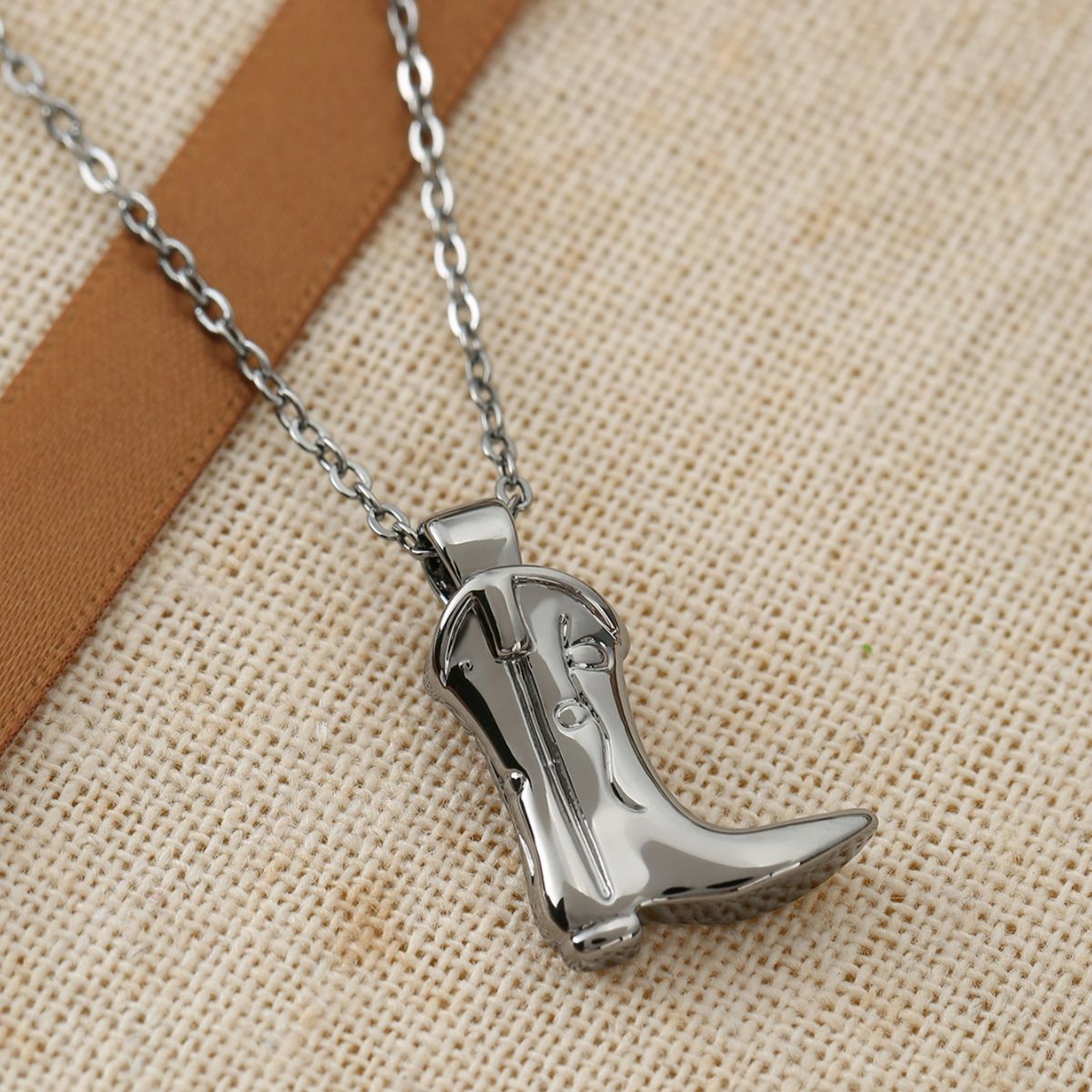 Cross-Border New Arrival Fashion Women's Accessories Personalized Cowboy Boot Pendant HOTan and NEWn Retro Easy Matching Necklace High-Grade Clavicle Chain