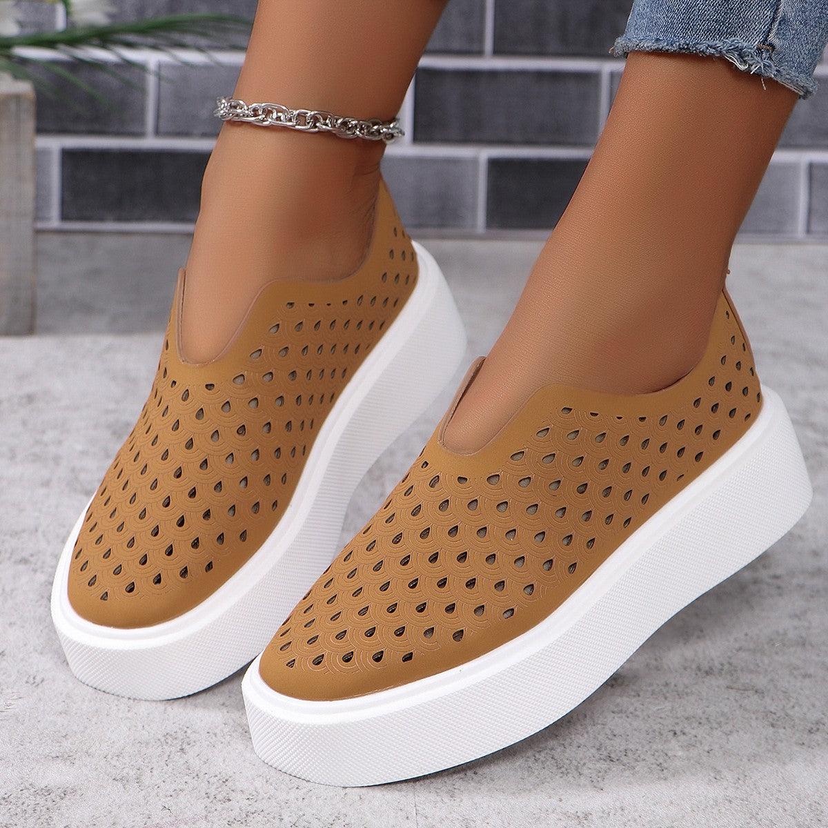 Cross-Border New Arrival plus Size Thick Bottom Hollow out Breathable Low Top Pumps Female HOTan and NEWn V Cut Slip-on Muffin Slip-on Board Shoes