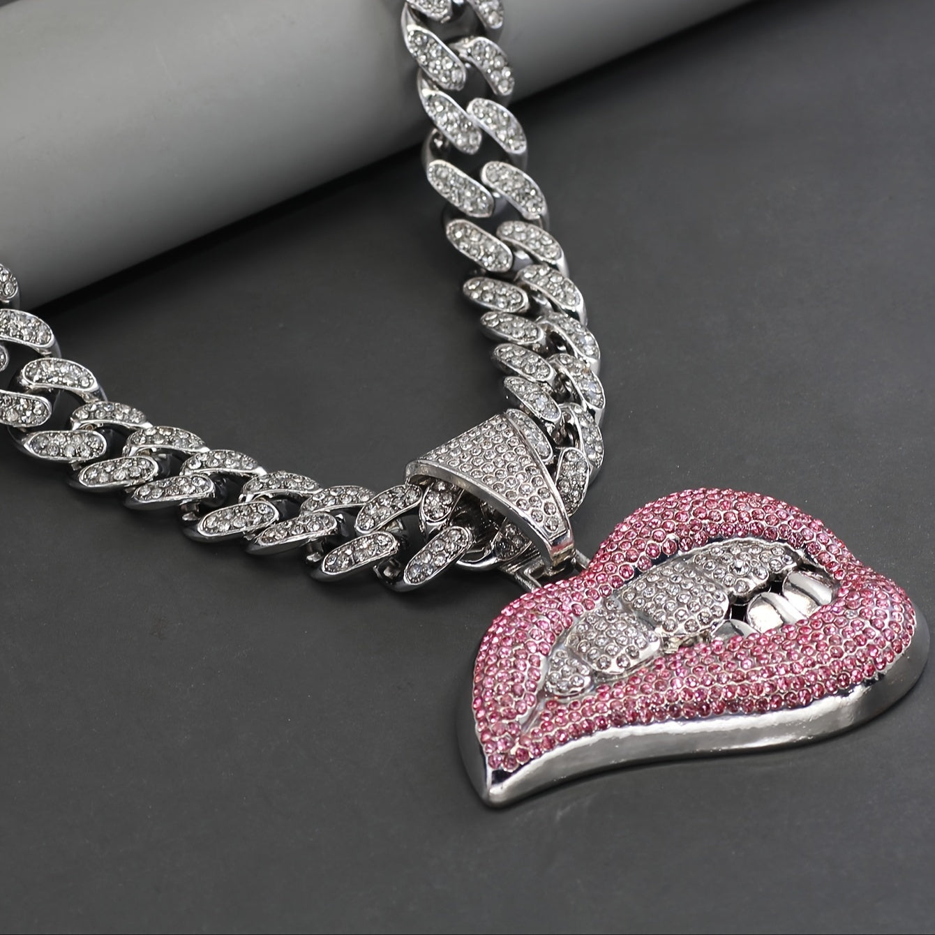 1 PCS Miami-Inspired Shiny Lip Pendant Necklace - Dazzling Hip Hop Unisex Jewelry with Ice Cuban Chain - Fashion-Forward Statement Piece