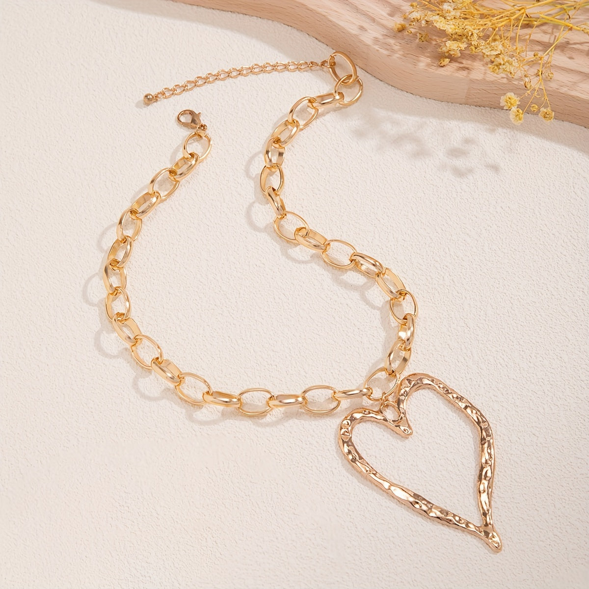 Vintage Exaggerated Hollow Big Love Pendant Chain Necklace Simple Irregular Large Heart Pendant Clavicle Chain